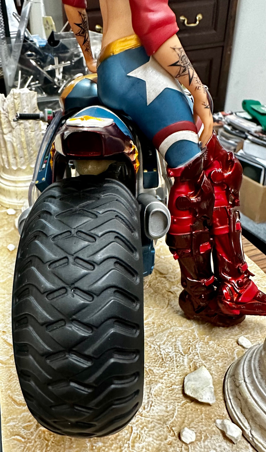 DC Collectibles Gotham City Garage Wonder Woman Statue (SEE PICTURES)