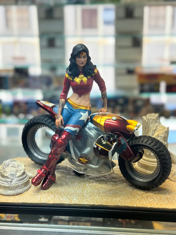 DC Collectibles Gotham City Garage Wonder Woman Statue (SEE PICTURES)